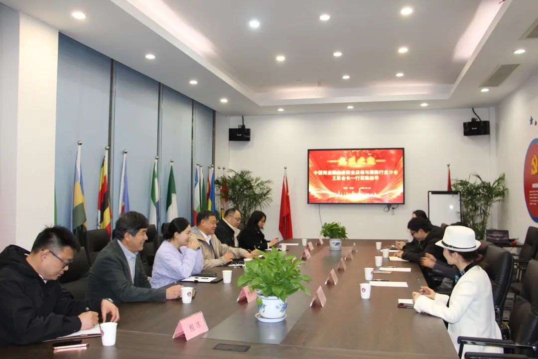 中國(guó)商聯(lián)商業(yè)店裝與展陳行業(yè)分會(huì)會(huì)長(zhǎng)王躍一行到訪浙江工商大學(xué)創(chuàng)業(yè)園參觀交流、共促發(fā)展